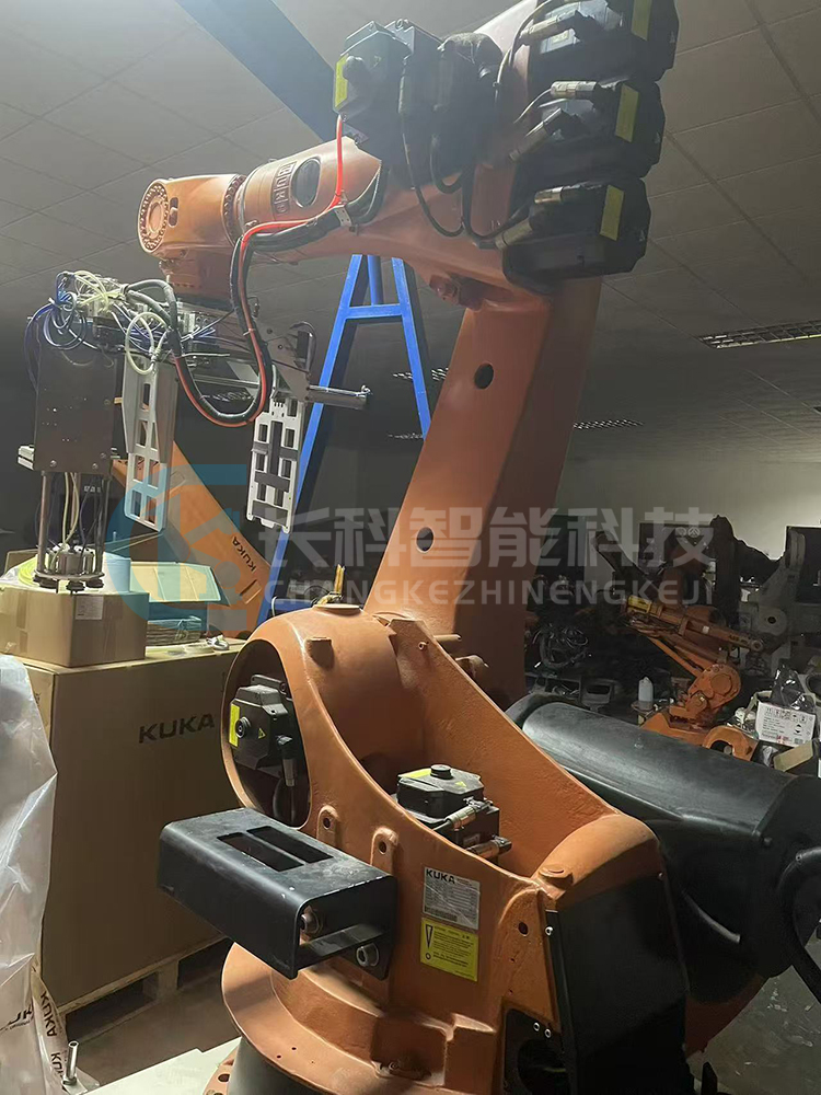 庫卡C2機(jī)器人KR210 R2700拆裝平衡桿 庫卡C2機(jī)器人KR210 R2700拆裝平衡桿